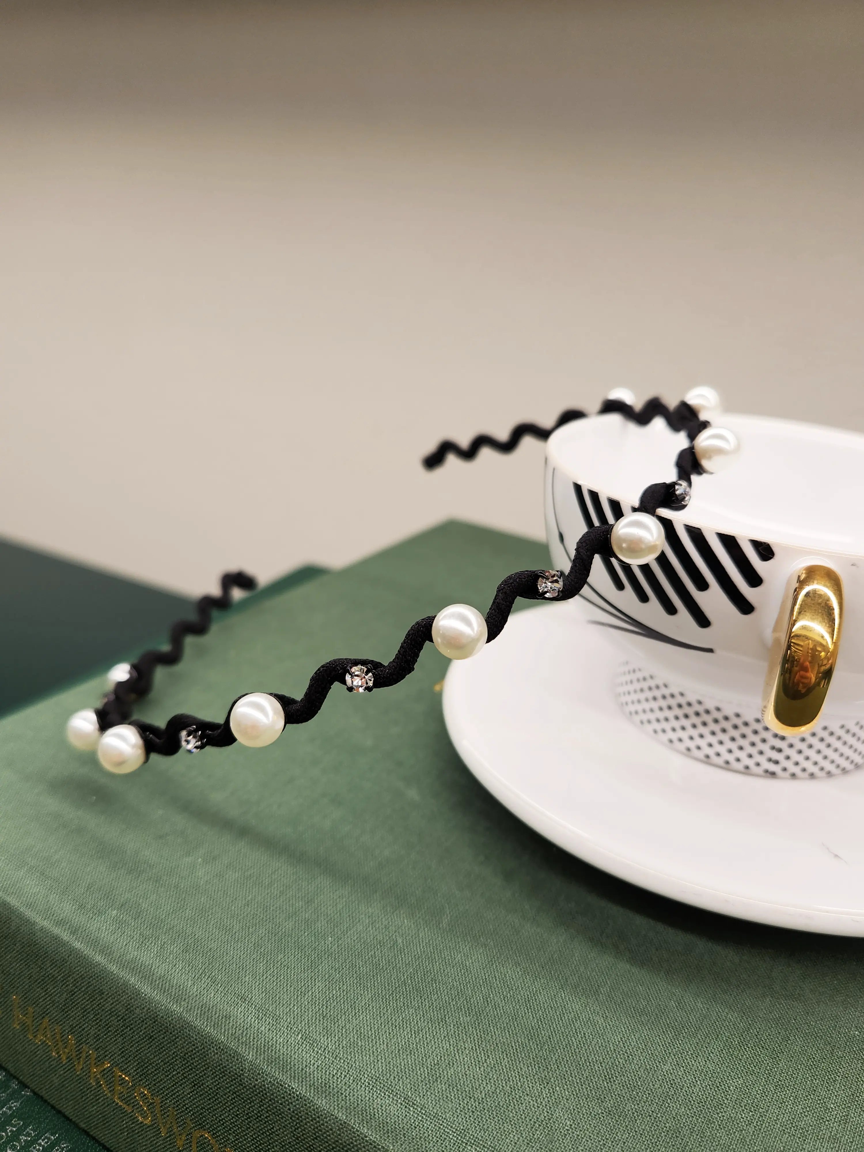 Chic Pearl and Swarovski Crystal Hairbrace – Hårbøyle WEshine